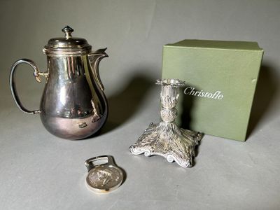 une théière en argent et une théière en argent à côté d'une boîte verte