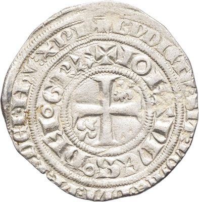 Gros plan sur une pièce de monnaie portant une croix