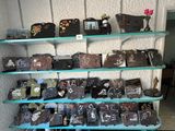 de nombreux sacs différents sur les étagères de la pièce