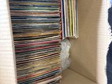 une boîte en carton remplie de nombreux CD et de CD