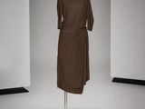 une photo d'une robe posée sur un mannequin dans une pièce
