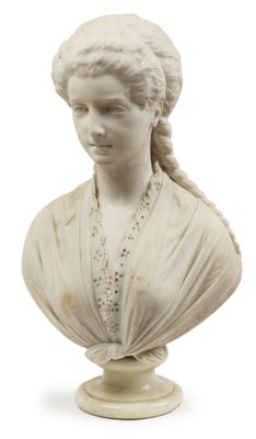 buste en marbre représentant une femme aux cheveux tressés, vêtue d'une robe blanche