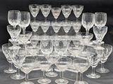 un grand nombre de verres à vin posés sur une table