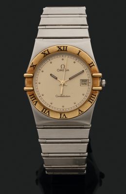 gros plan d'une montre avec des chiffres romains sur le cadran