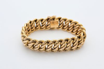 un bracelet en or jaune 18 carats au motif tressé