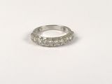 gros plan d'une bague en diamant sur une surface blanche