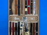 une boîte en bois remplie de ceintures de différents types