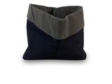 un oreiller noir et gris avec un oreiller gris et noir