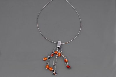 Collier en argent et ambre avec pendentif amovible.