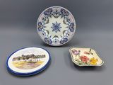 deux assiettes ornées de motifs sont posées sur une surface grise