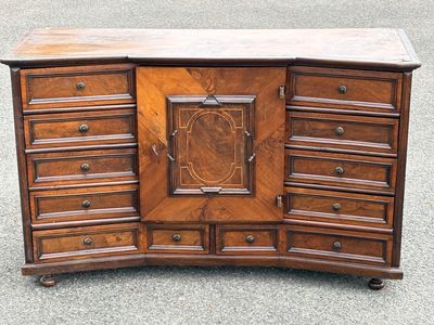 une vieille armoire en bois avec de nombreux tiroirs et des tiroirs superposés