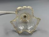 une image montrant un gros plan d'un objet en verre posé sur une table