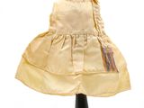 une robe jaune sur un mannequin, sur fond blanc