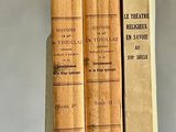 deux vieux livres posés l'un sur l'autre sur une table
