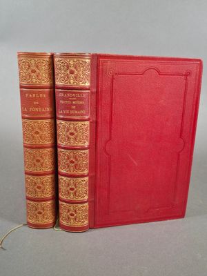 deux livres rouges posés l'un sur l'autre sur une table