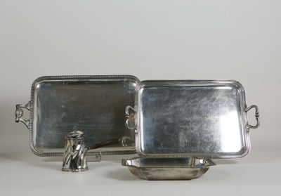 LOT en métal argenté comprenant 2 plateaux à anses, 1 corbei…