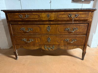 COMMODE en bois de placage ouvrant par trois tiroirs.