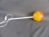 un yo-yo orange et jaune avec une ficelle blanche