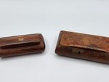 deux petites boîtes en bois posées l'une à côté de l'autre sur une surface blanche