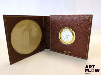 un portefeuille en cuir marron avec une montre à l'intérieur