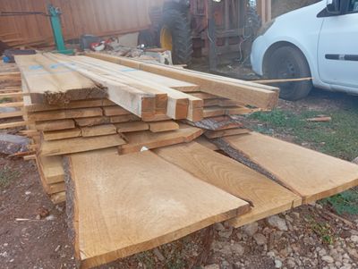 de nombreuses pièces de bois empilées les unes sur les autres