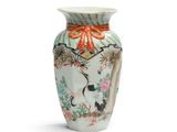 un vase orné d'un oiseau et de fleurs