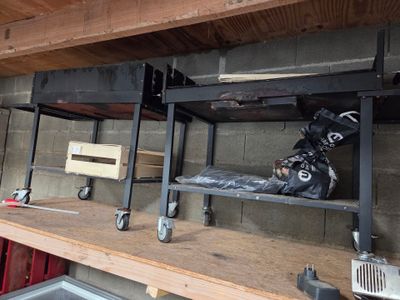 une étagère sur laquelle se trouvent plusieurs objets
