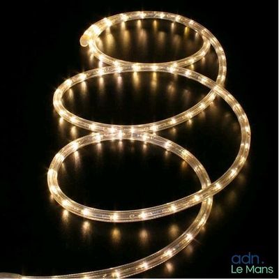 un gros plan sur une guirlande lumineuse sur fond noir