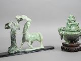 paire de figurines vernissées vertes représentant un homme à cheval et une femme à cheval