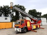 un camion de pompiers rouge et jaune garé sur un parking