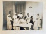 un groupe de personnes assises autour d'une table dans une pièce