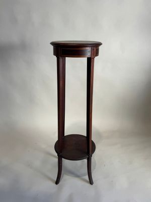 une image représentant une table en bois avec un plateau rond