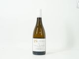 une bouteille de vin posée sur une table