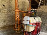 une image d'une machine située dans un bâtiment