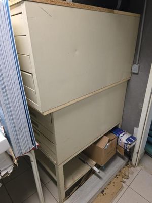 une armoire posée dans un coin d'une pièce