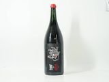 une bouteille de vin rouge posée sur une table blanche
