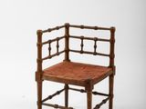 une image d'une chaise en bois avec un siège tissé sur un fond blanc