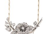 un gros plan d'un collier orné de fleurs et de feuilles
