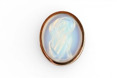 LALIQUE FRANCE. Broche ovale en métal doré et verre pressé b…
