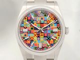 une montre dont le cadran est orné d'un motif coloré