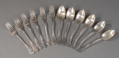 de nombreuses fourchettes et cuillères disposées en cercle