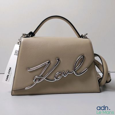 Sac à main Michael Kors sur lequel figure le mot « Karl »