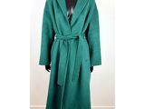 un manteau vert avec une ceinture sur un mannequin, un mannequin, un mannequin, un mannequin, un mannequin, un mannequin, un mannequin, un mannequin