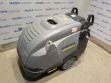 une machine est posée par terre devant un mur