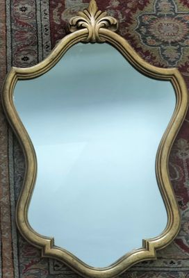 un miroir accroché au mur à côté d'un tapis
