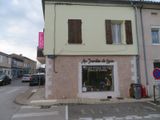 un immeuble qui abrite un magasin donnant sur la rue