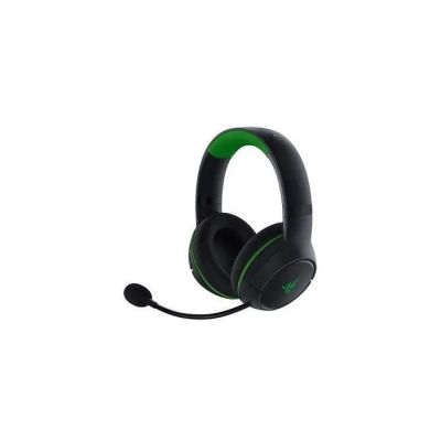 un gros plan d'un casque avec un micro sur fond blanc