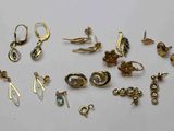 de nombreux modèles de boucles d'oreilles sur un fond blanc