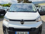 l'avant d'une camionnette blanche garée dans un parking