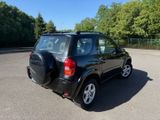 une photo d'un SUV noir garé sur un parking